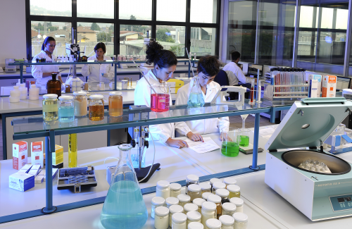 广东一小伙年会上抽中价值9988元手机