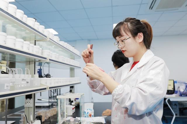 与多所高校合作设立助学奖学金