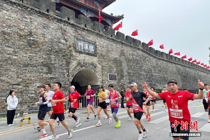 2.2万跑者汇聚襄阳马拉松领略千年古城的侠义之