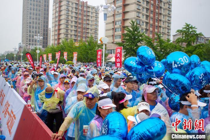 2024营口·鲅鱼圈马拉松鸣枪开跑，参赛人数创历