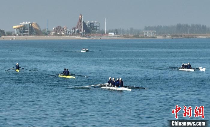 新疆博斯腾湖秋日首航：赛艇环湖与皮划艇自由