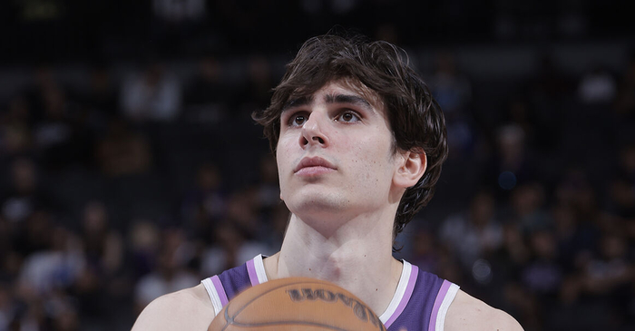 国王险胜篮网送对手7连败 雷诺22+10遭德罗赞质疑