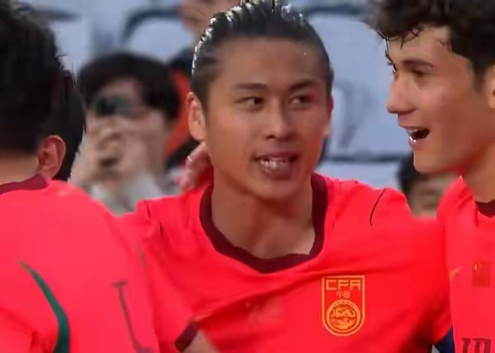 国足新进攻组合闪耀热身赛 张玉宁韦世豪联手建