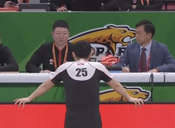 辽宁男篮罚球乌龙引裁判争议